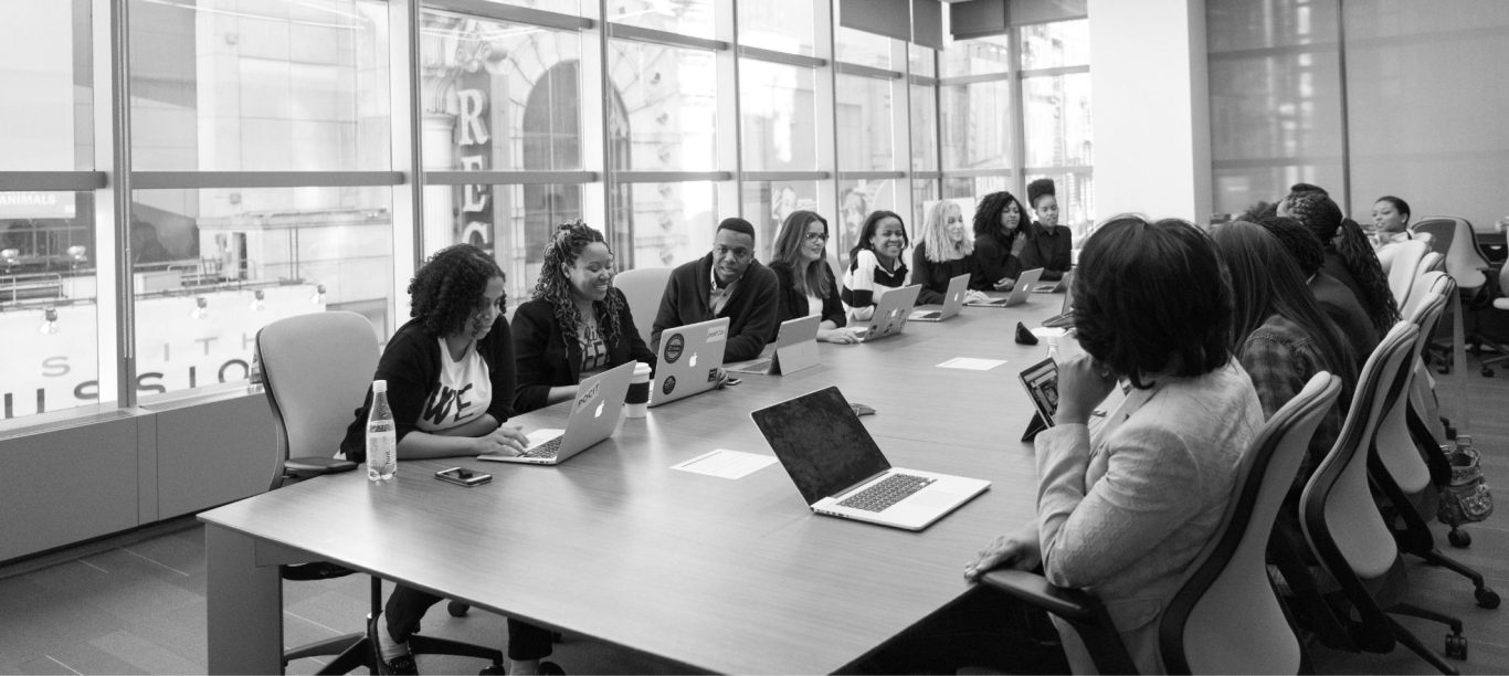 Réunion de groupe au cabinet integral - expert comptable à Grenoble - autour d'une grande table, participants en discussion.